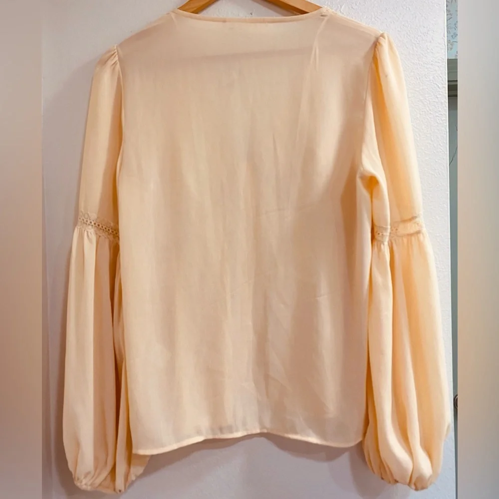 NWT ASTR THE LABEL Pendulum Sleeve Lace Trim Cream Blouse. MEDIUM - Picture 7 of 7